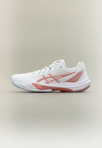 Λευκό και ροζ αθλητικό παπούτσι με κορδόνια και υφή στην σόλα, εμφανιζόμενο σε προφίλ σε ουδέτερο φόντο.