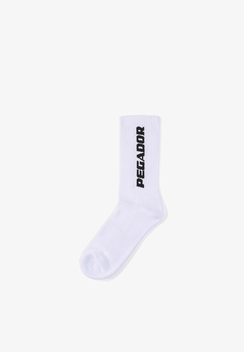 Chaussette blanche mi-mollet avec texture côtelée et texte noir "PEGADOR" courant verticalement sur le côté.