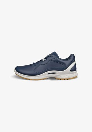 Scarpa da ginnastica blu navy in pelle sintetica, con finitura liscia, dettagli in rete e suola in gomma bianca e color caramello con motivo antiscivolo.