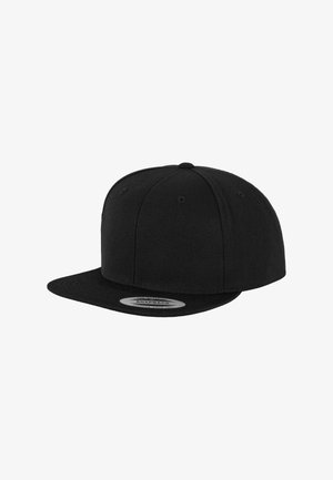 Fekete snapback sapka, lapos vízszintes karimával, kerek koronával és hímzett szellőzőlyukakkal. Márkázott matrica díszíti.