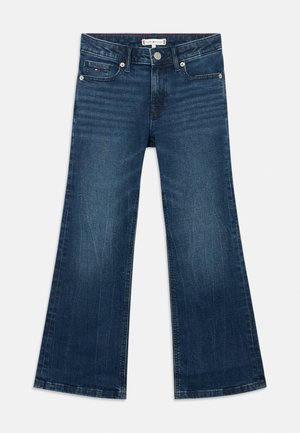 Jeans évasés bleu foncé en denim avec cinq poches, fermeture à bouton à l'avant et couture ton sur ton. Présente un léger délavage et une texture lisse.