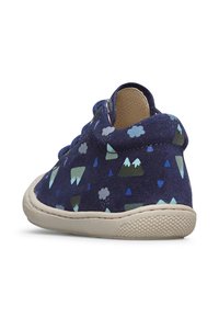 Scarpa per bambino di colore blu navy con motivi di montagna e nuvole, suola beige e colletto imbottito morbido, vista da dietro.