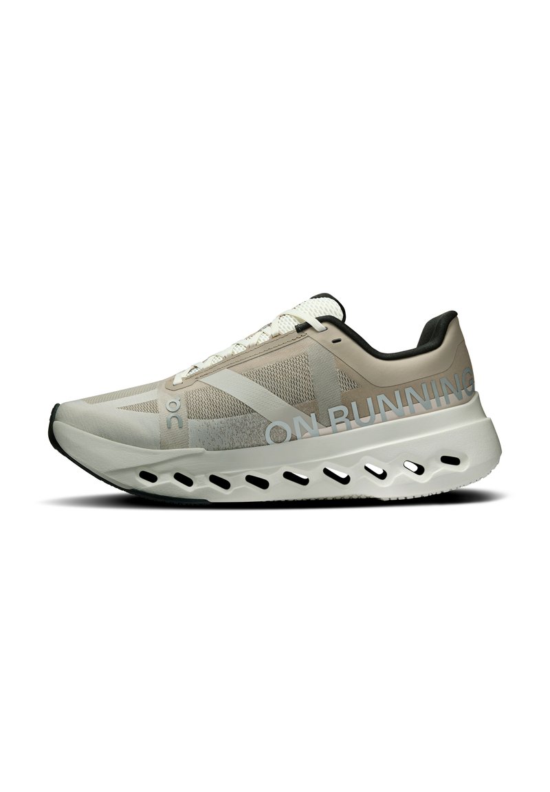 Helle beige Laufschuhe mit einem Obermaterial aus Mesh, weißen Akzenten und einer gepolsterten Sohle mit Aussparungen. "ON RUNNING"-Logo sichtbar.