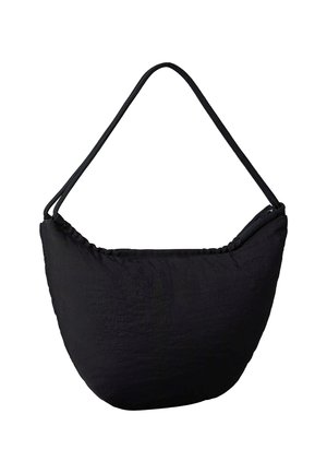Černá látková kabelka přes rameno s zakřiveným dnem a tenkým dvojitým popruhem, navržená pro každodenní nebo příležitostné použití.