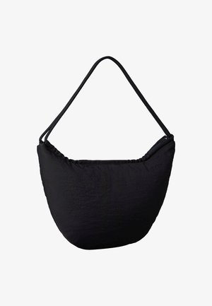 Černá látková kabelka přes rameno s zakřiveným dnem a tenkým dvojitým popruhem, navržená pro každodenní nebo příležitostné použití.