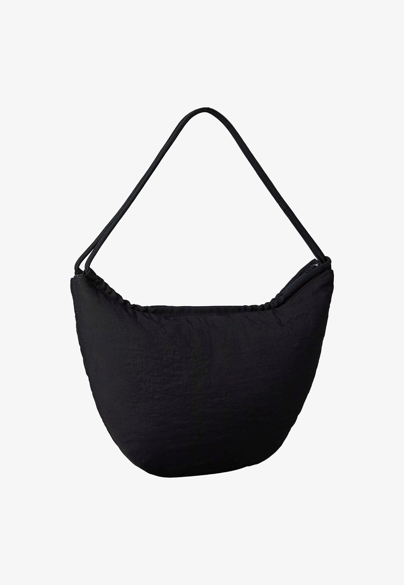 Geantă de umăr din țesătură neagră, cu fund curbat și curea dublă subțire, proiectată pentru utilizare casual sau zilnică.