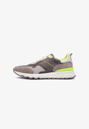 Zapatillas deportivas que combinan gamuza gris y tejido, con detalles en verde neón, un cuello acolchado y una suela blanca texturizada.