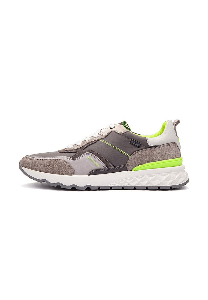 Zapatillas deportivas que combinan gamuza gris y tejido, con detalles en verde neón, un cuello acolchado y una suela blanca texturizada.