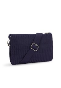 Borsa in tessuto testurizzato blu navy con forma rettangolare, chiusura con zip e tracolla regolabile abbinata con un accento in metallo.