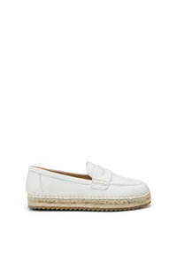Hvide læder loafers med en vævet stråespadrille sål, der har et syet design og to dekorative remme hen over forfoden.