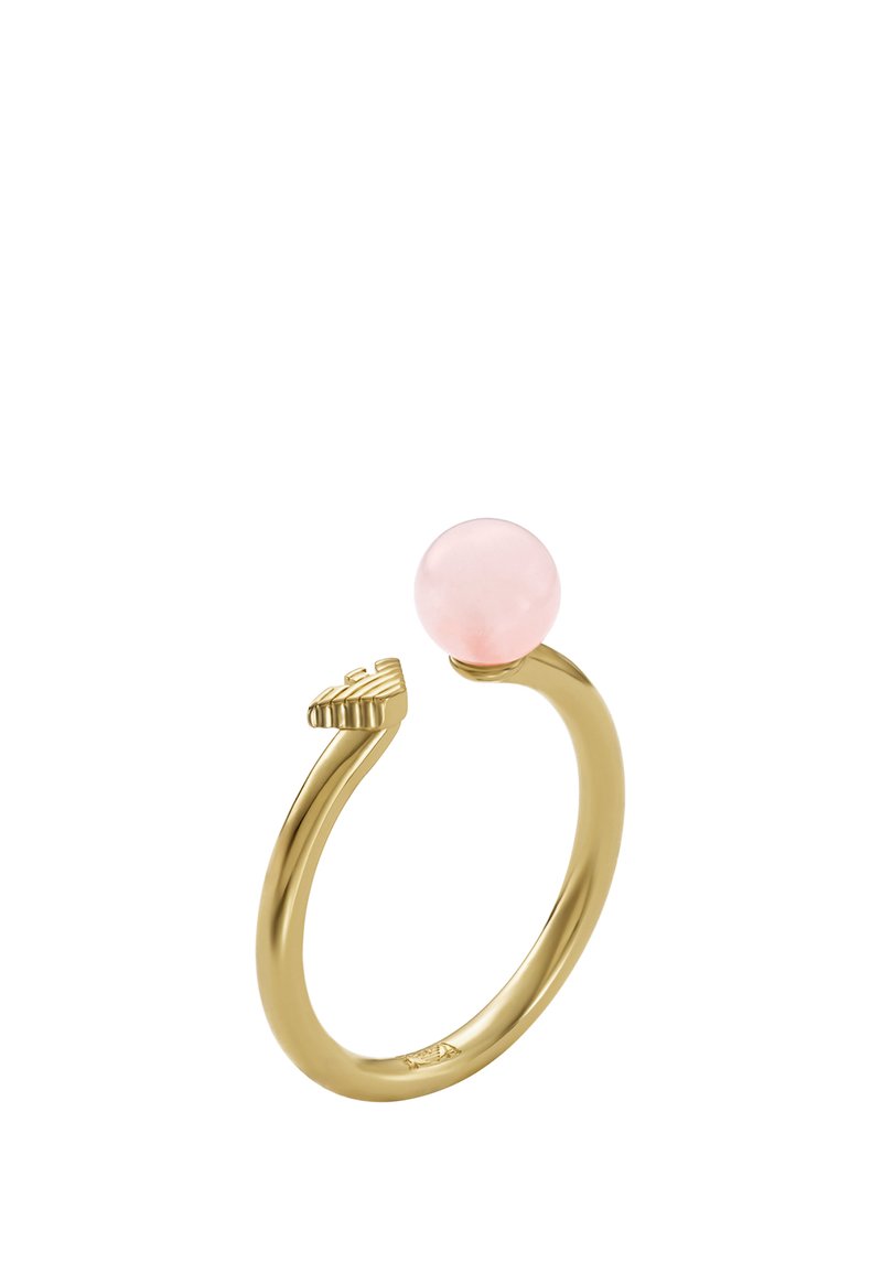 Guldtonad ring med en rosa stenkula, kännetecknad av en öppen design och en strukturerad detalj på ena sidan. Slät yta överlag.
