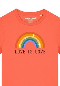Korallfarbene Baumwoll-T-Shirt mit einem mehrfarbigen Regenbogenmotiv und weißen Sternen darüber, sowie dem Text "LOVE IS LOVE" in fetten schwarzen Buchstaben.