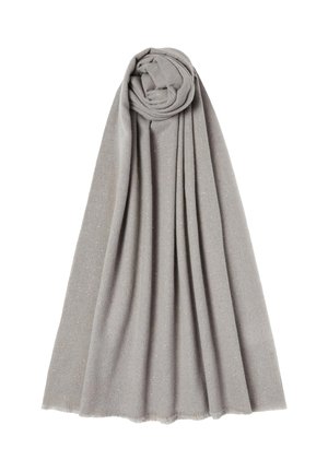 Sciarpa grigia realizzata in tessuto morbido, con una consistenza leggera e un sottile luccichio. Arrotolata a un'estremità, con bordo frangiato.