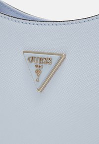 Guess NOELLE TOP ZIP SHOULDER BAG - Kabelka - sky blue