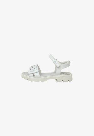 Sandalo bianco con punta aperta, cinturini regolabili alla caviglia e sul davanti, suola robusta e piccole perforazioni decorative sulla fascia frontale.