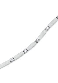 Bracelet en argent composé de maillons rectangulaires texturés, alternant avec de petites pierres rondes et claires, créant un design élégant et soigné.