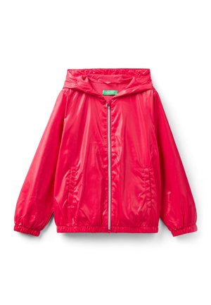 Coupe-vent à capuche rouge vif avec fermeture éclair à l'avant, poignets élastiques et deux poches latérales, présenté sur un fond blanc.