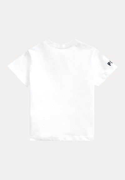 Camiseta blanca de manga corta extendida con un pequeño logo oscuro parcial visible en la manga derecha sobre un fondo claro.