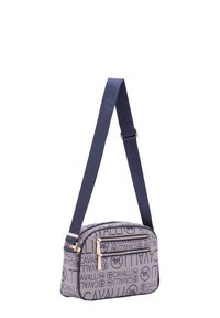 Borsa in tessuto grigio texturizzato con hardware dorato, dotata di due scomparti con zip, una tracolla regolabile blu navy e motivo a logo ripetuto.