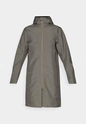 Olivgrön vattentät regnjacka med huva, hela längden framdragkedja och långa ärmar. Slät textur, mitt på låret längd, minimalistisk design.