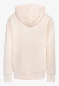 Sweatshirt cu glugă de culoare piersică deschisă, cu mâneci lungi, o textură moale și cu mansete și tiv ribbate. Spatele este neted, fără detalii suplimentare.
