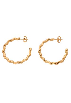 Cercei cerc cu ton auriu, cu design neregulat și răsucit, cu închidere cu știft, pe un fundal alb.