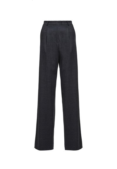 Wijde broekspijpen in donkergrijze stof, met een hoge taille, geplooide voorkant en een gladde textuur zonder zichtbare sluitingen of versieringen.