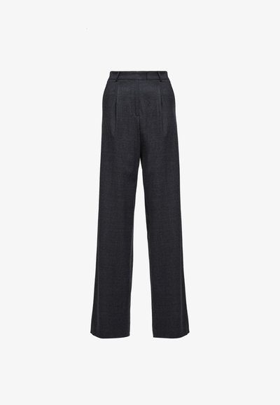 Wijde broekspijpen in donkergrijze stof, met een hoge taille, geplooide voorkant en een gladde textuur zonder zichtbare sluitingen of versieringen.