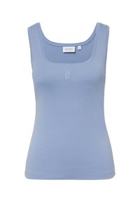Hellblaues ärmelloses Tanktop aus weichem Stoff, mit einem quadratischen Ausschnitt und einem kleinen Logo, das auf der Vorderseite gedruckt ist.