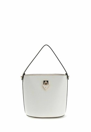 Sac à main seau blanc avec bordure noire et bandoulière noire unique, doté d'un fermoir triangle doré avec le logo Guess à l'avant.
