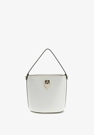 Borsa a secchiello bianca con rifiniture nere e tracolla singola nera, con chiusura frontale a forma di triangolo dorato con logo Guess.