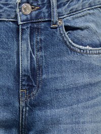 Jeans in denim blu chiaro con una texture sbiadita, caratterizzati da un bottone argento e tasche cucite. Il tessuto mostra un leggero usura ai bordi.