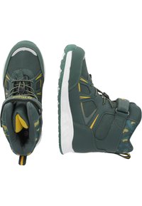 Grüne synthetische Wanderschuhe mit Netzpaneelen, gelben Akzenten und einer weißen Gummisohle. Verfügt über einen gepolsterten Kragen und einen verstellbaren Riemen.