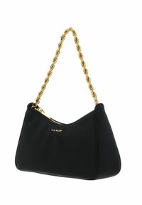 Sac à main noir de forme courbée, fabriqué en matériau doux. Il possède une bandoulière en chaîne dorée torsadée et une fermeture éclair dorée, avec un logo en or.