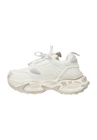 Bílé sportovní tenisky s texturovanými detaily, šněrováním, silnou podrážkou a poutkem na patě, obsahující jemné brandingové prvky.