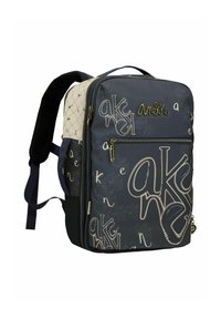 Rucksack aus navyfarbenem Stoff mit weißen Textmustern, goldenen Akzenten und einem hellen, gepolsterten Oberteil. Enthält Reißverschlüsse und verstellbare Riemen.
