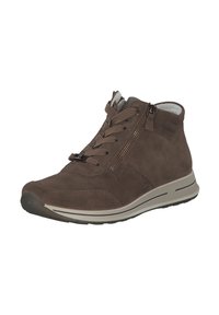 Sneaker alta in suede marrone con chiusura a lacci e zip laterale. Presenta una tomaia testurizzata e una suola imbottita con una striscia di colore chiaro.