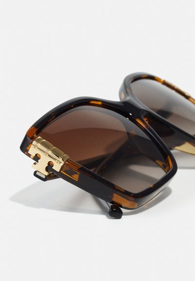 Ochelari de soare din scoică tartică cu o ramă rectangulară largă, lentile brown cu gradient și accente din metal aurit pe temples.