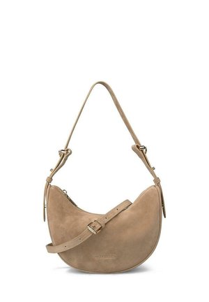 Bolso de hombro beige de ante con forma de media luna, correas ajustables, detalles de hebilla dorada, cierre con cremallera y un sutil logo de la marca en relieve.