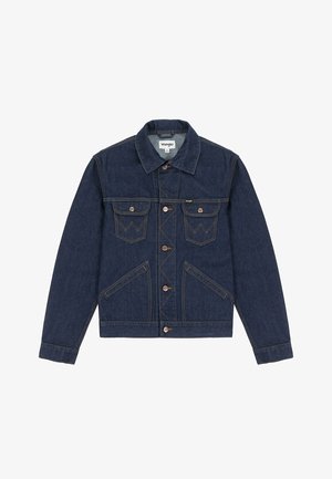 Donkerblauwe spijkerjas met een puntige kraag, knoopsluiting, twee borstzakken en contrasterende stiksels. Heeft een iets cropped pasvorm.