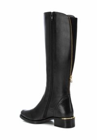 Carmela Botas - black