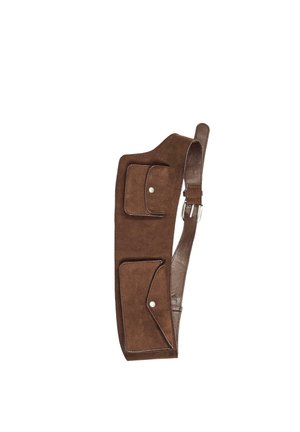 Sac banane en cuir suédé marron avec deux poches à bouton-pression et une sangle réglable avec une boucle métallique.