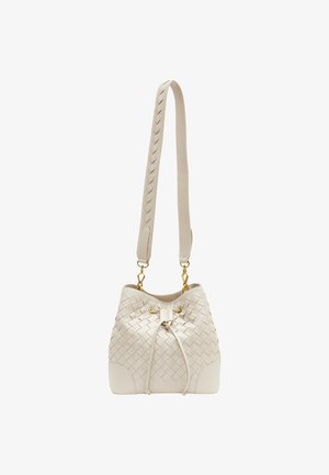 Emmer tas van geweven beige leer met een trekkoordsluiting. Voorzien van een gevlochten schouderband en accenten in goudkleurig metaal.