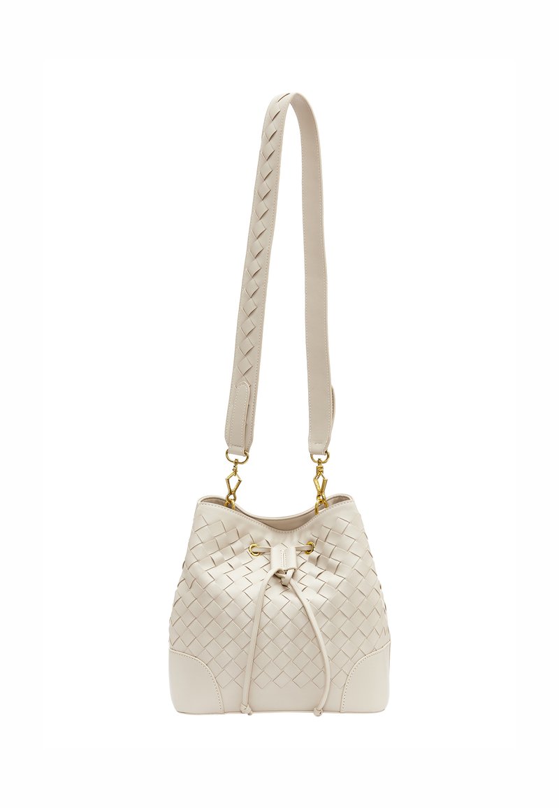 Borsa a secchiello in pelle intrecciata beige con chiusura a cordoncino. Presenta una tracolla intrecciata e dettagli in metallo dorato.