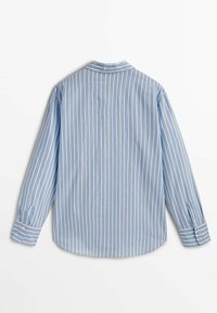 Chemise bleu clair à rayures avec manches longues, poignets à boutons et col classique. Présente des rayures verticales blanches contrastantes. Tissu en coton.