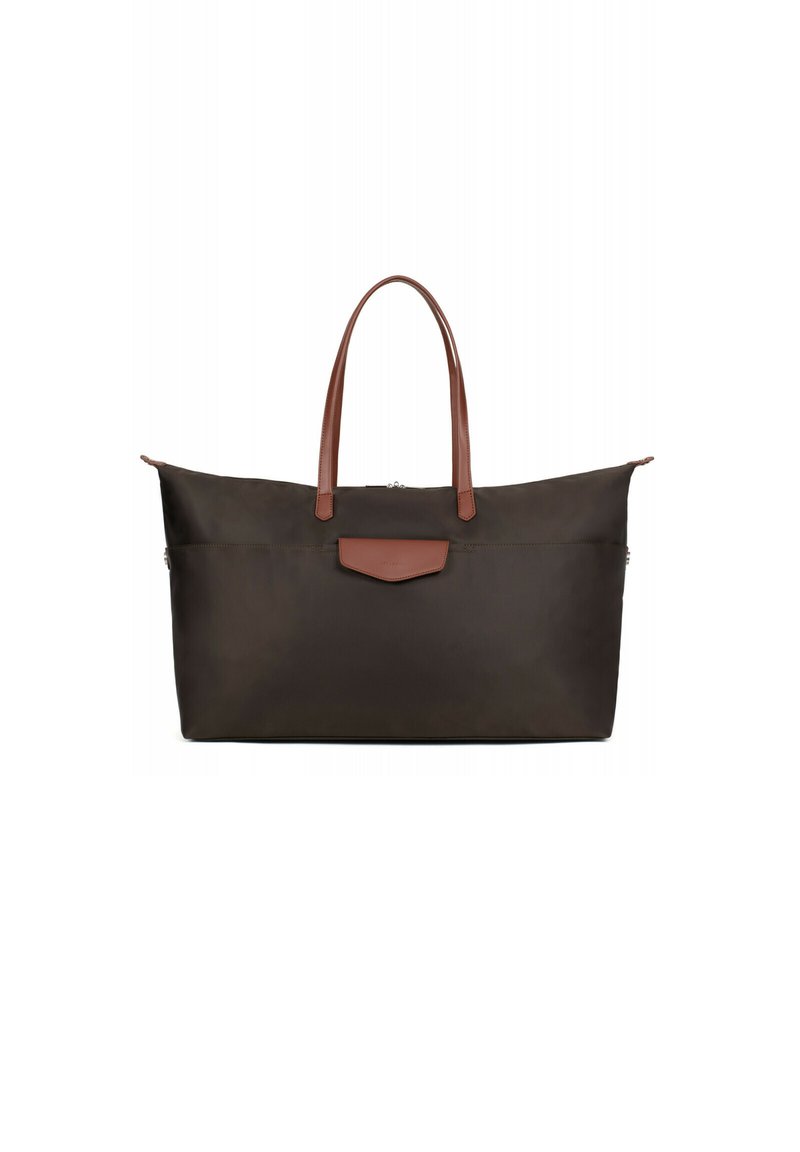 Donkerbruine totebag met een gladde textuur, voorzien van twee bruine leren handvatten en een voorzak met accent. Rits sluiting aan de bovenkant.