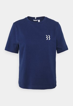 Navyblå t-shirt med korte ærmer og rund hals, med lille hvidt "33" logo på venstre bryst.