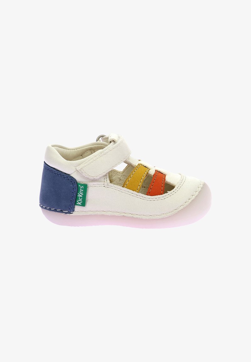 Chaussure pour enfant en cuir blanc avec un bout rond, ornée de rayures orange, jaune et rouge à l'avant et d'un accent bleu sur le talon. Fermeture à scratch.