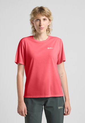 Korte mouwen, ronde hals t-shirt in fel koraalkleur, gemaakt van een gladde stof met een logo op de linkerborst. Gecombineerd met donkergroene broek.
