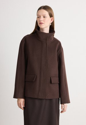 Brun uldblandingsjakke med høj krave, to forlommer, strukturerede skuldre og et rent, minimalistisk design.